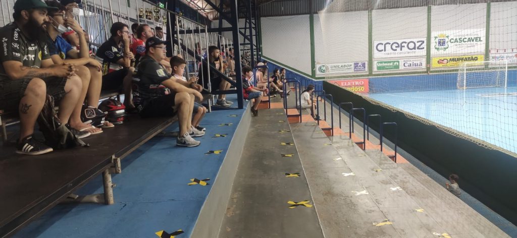 Final da LNF: torcida assiste jogo do Cascavel Futsal em telão no ginásio da Neva