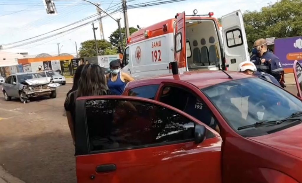 Carro bate contra outros três veículos na Rua Recife, em Cascavel