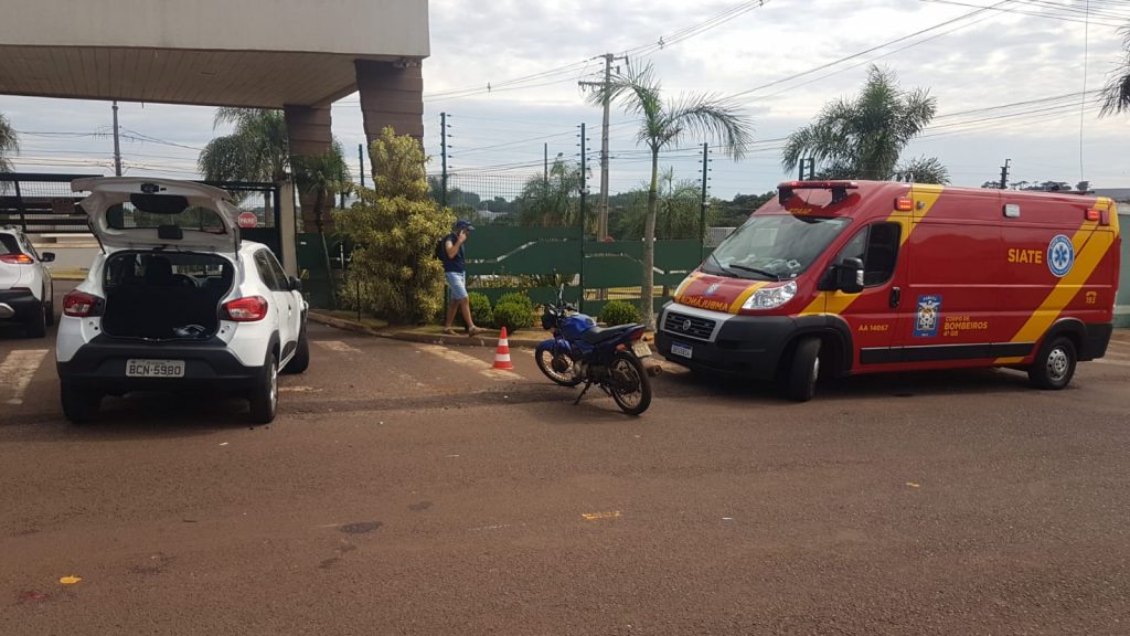 Homem fica ferido após colisão entre carro e moto no Cataratas