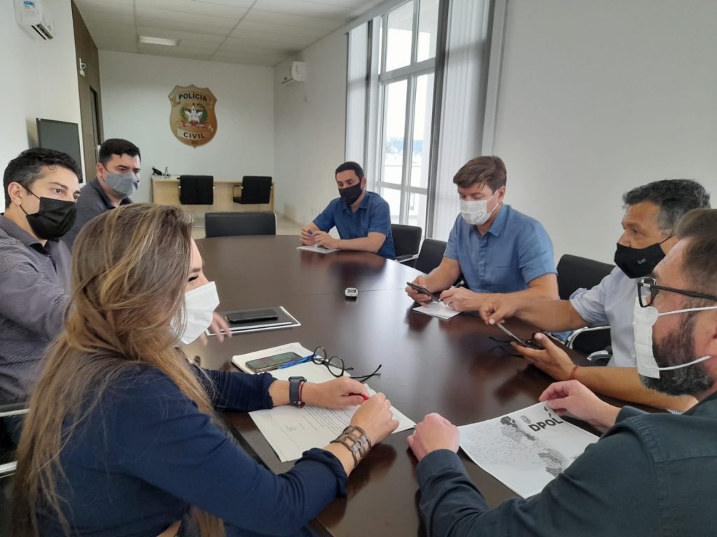 Reunião com deputada e vereador na Delegacia Geral discute construção de complexo da Polícia Civil em Itapema