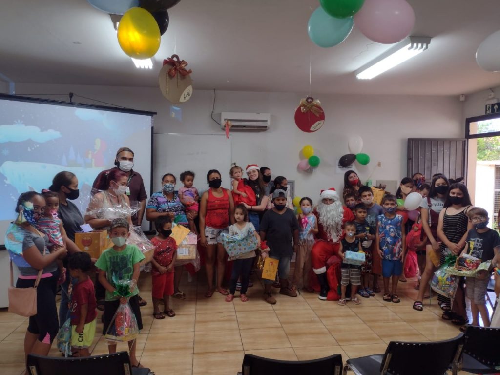 Assistência Social entrega presentes de cartas de natal adotadas pela população