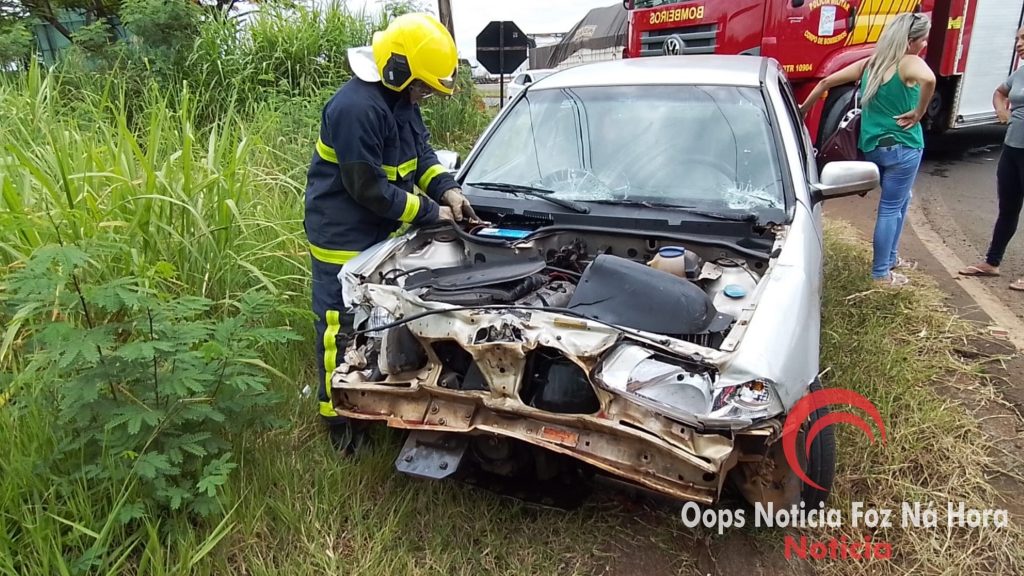 Mulher fica ferida em colisão entre carro e carreta na BR-277, em Foz do Iguaçu
