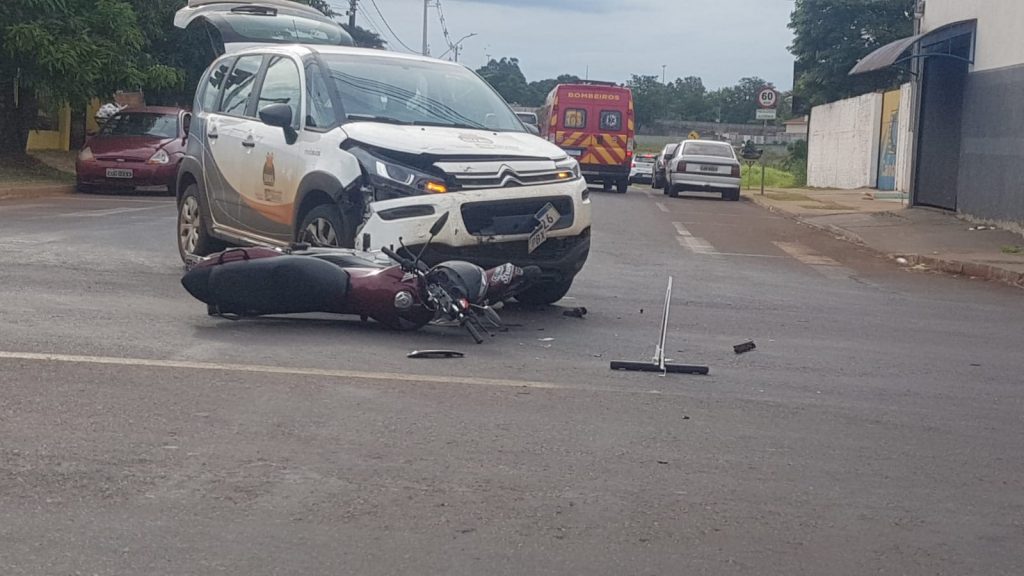 Motociclista de 28 anos sofre lesão na perna em colisão contra carro no Bairro Claudete
