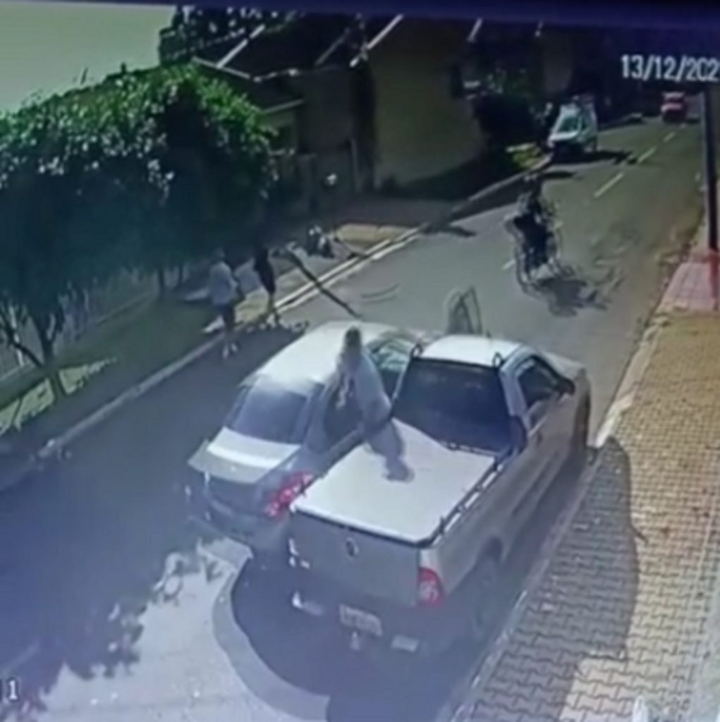 Outra ‘vítima’ do Symbol: Strada tem porta arrancada e condutor escapa de atropelamento