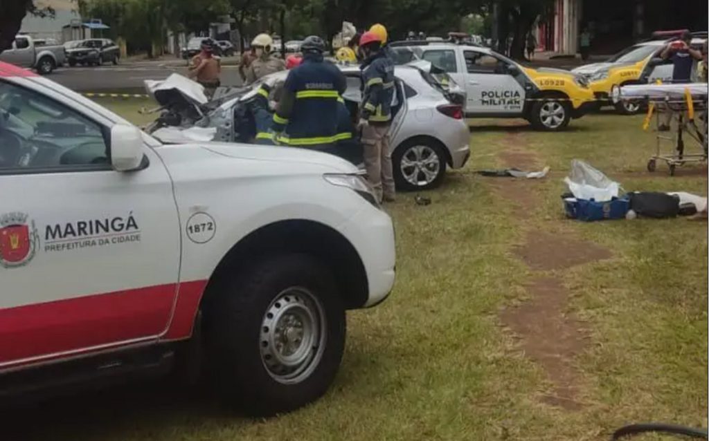 Motorista fica presa às ferragens após bater carro em árvore, em Maringá