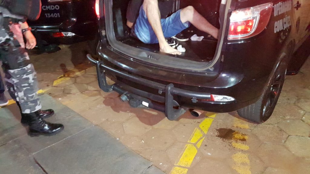 Após denúncia de disparo de arma de fogo, PM aborda casal e flagra posse de cocaína, balanças e maquininhas para cartão