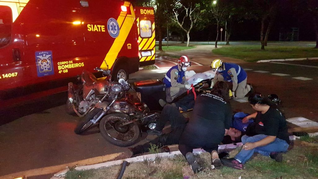 Forte colisão entre motos deixa homem e mulher feridos no Bairro Pacaembu; Siate foi mobilizado