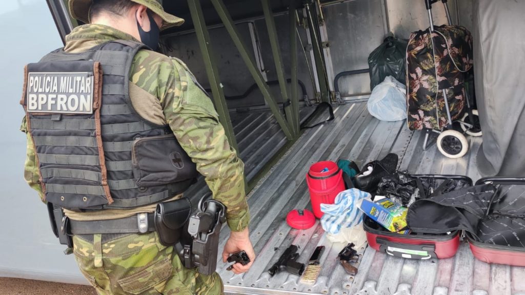 BPFron apreende armas e munições em ônibus na cidade de Francisco Alves