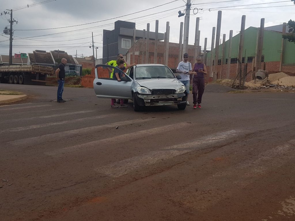 Mulher fica ferida após colisão entre carros no Bairro Morumbi