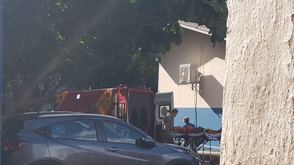 Ao sofrer queda, adolescente de 14 anos fere a cabeça e precisa dos cuidados do Siate em colégio no Centro