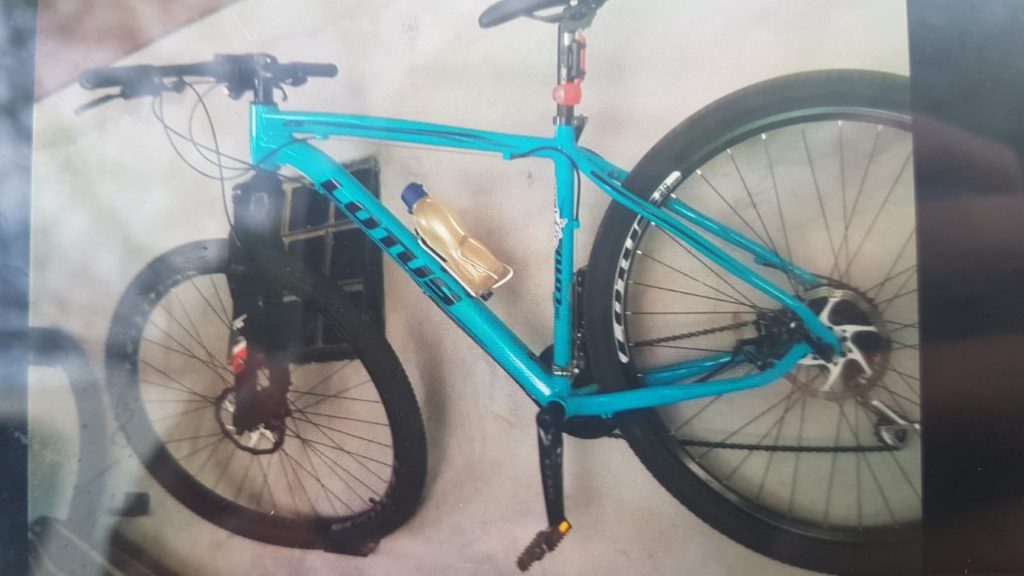 Bicicleta de cor azul é furtada na Avenida Brasil, no Centro