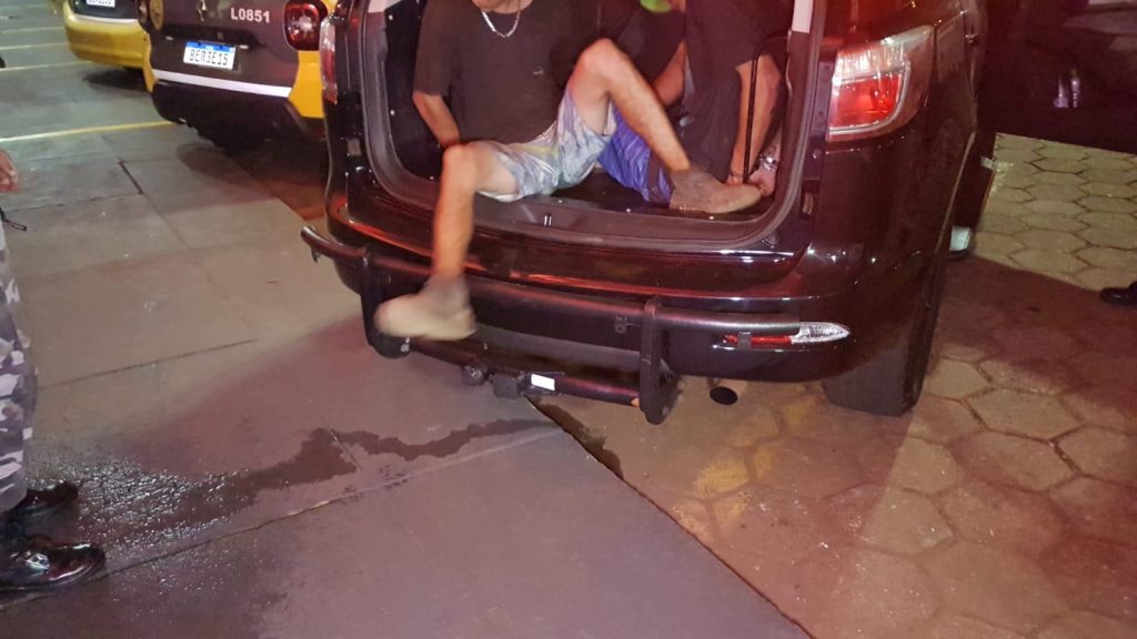 Dupla de 19 e 20 anos é detida pela PM com moto furtada no Bairro Esmeralda