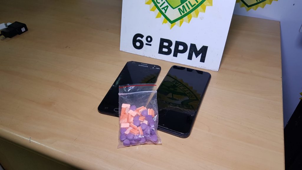 Dois são detidos pela PM com 50 comprimidos de ecstasy em Cascavel
