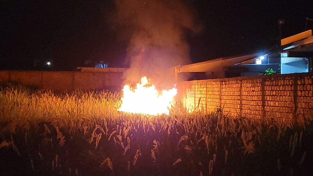 Incêndio em vegetação muito próximo a estabelecimento é registrado no Bairro Esmeralda
