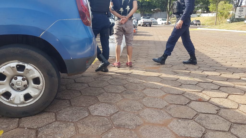 Rapaz invade boate, ameaça garotas de programa e é detido em Cascavel Rapaz invade boate, ameaça garotas de programa e é detido em Cascavel