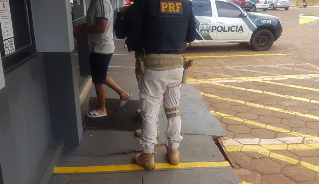PRF apreende carro adulterado e rapaz é preso em Cascavel PRF apreende carro adulterado e rapaz é preso em Cascavel