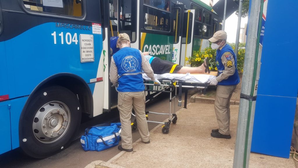Acidente entre ônibus e automóvel é registrado na Av. Brasil, em Cascavel Acidente entre ônibus e automóvel é registrado na Av. Brasil, em Cascavel