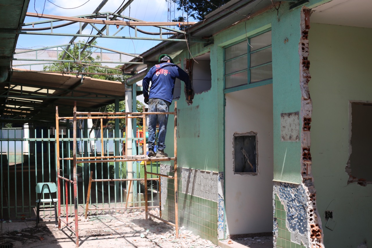 Prefeito visita obras de reforma da Escola João da Costa Viana