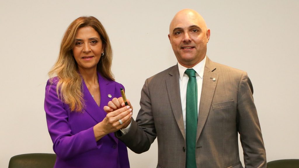Leila Pereira assina termo de posse e assume a presidência do Palmeiras