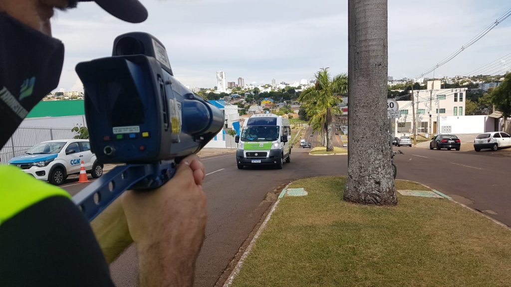 Fiscalização com radares móveis é realizada em pontos estratégicos em Cascavel