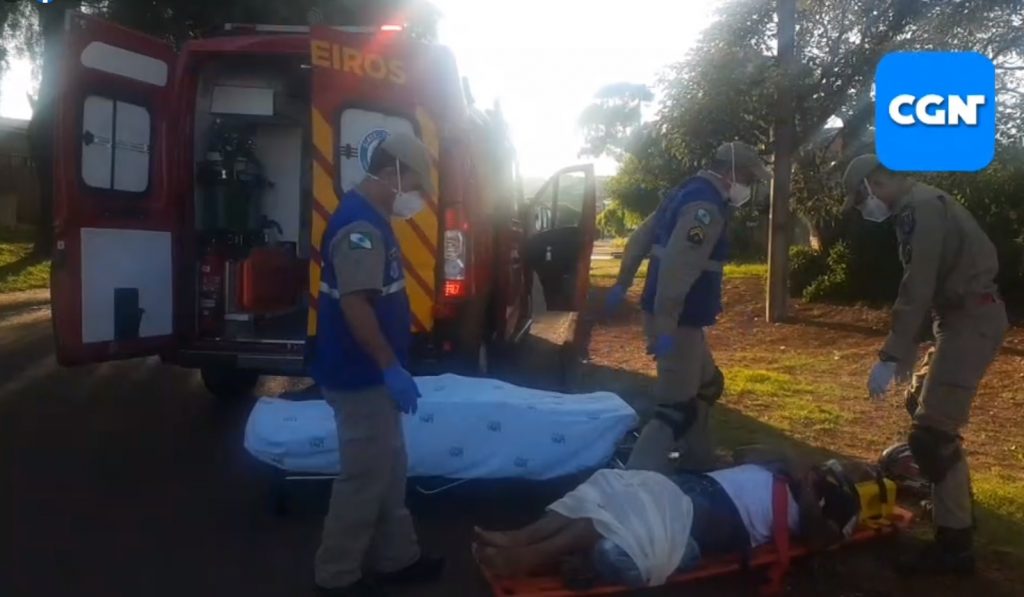 Homem fica ferido em colisão entre moto e carro de coleta de recicláveis no Jardim Clarito