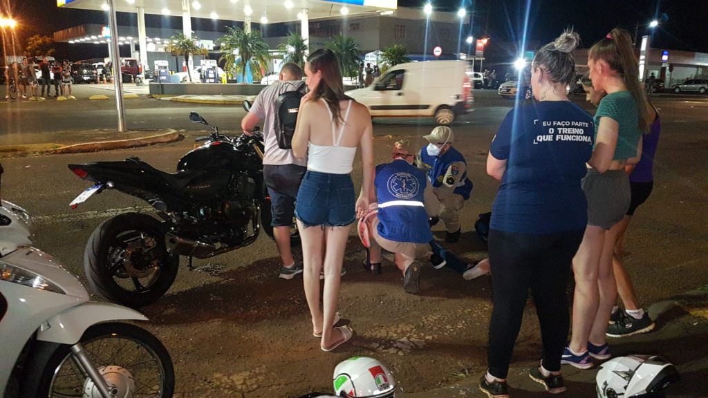 Em fuga da PM, motociclista atinge outra moto, deixa vítima ferida e acaba detido na Av. Carlos Gomes