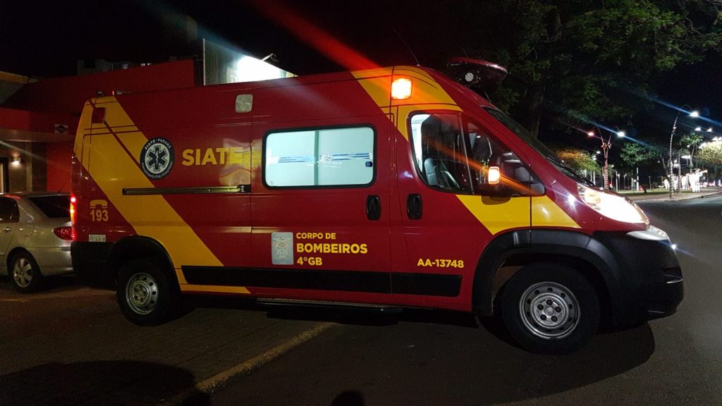 Homem é agredido na Praça da Bíblia e pede ajuda em empresa na Av. Brasil; Siate foi mobilizado