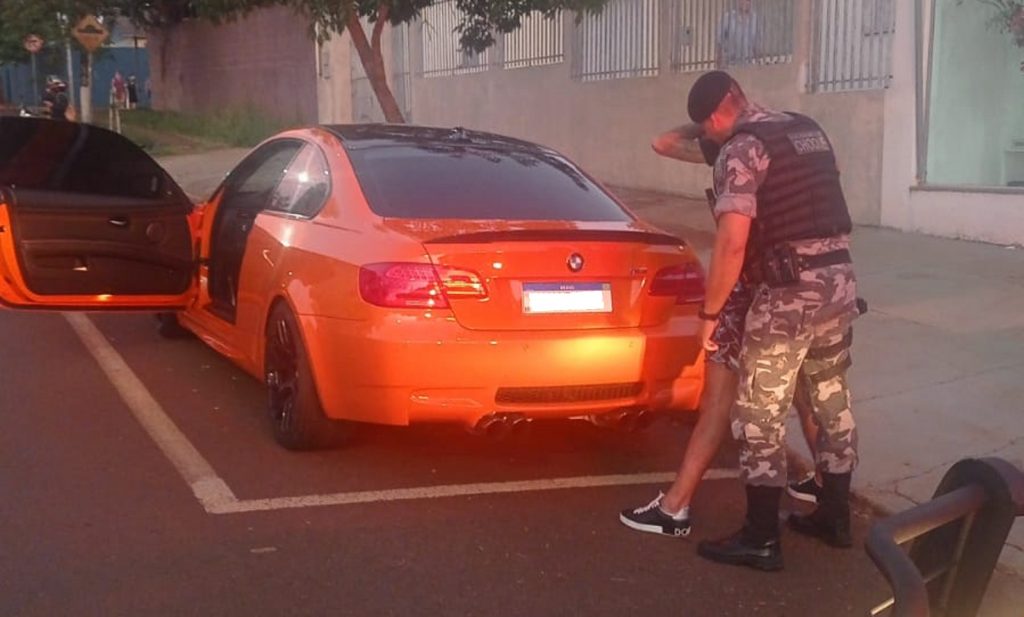 Em abordagem a BMW M3, equipe Choque da PM encontra 34 cigarros de maconha; condutor foi detido
