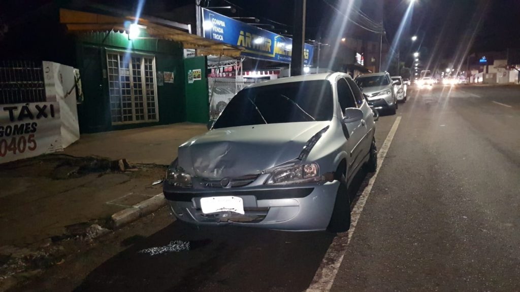 Celta atinge traseira de Etios na Avenida Carlos Gomes