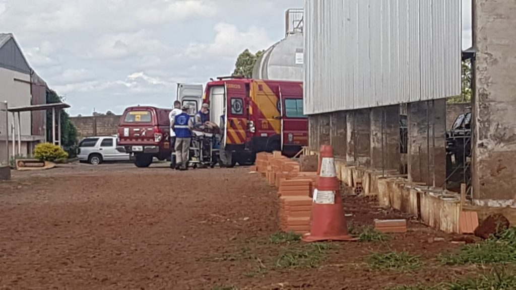 Homem cai de altura aproximada a oito metros perto do aeroporto e fica em estado grave Homem cai de altura aproximada a oito metros perto do aeroporto e fica em estado grave