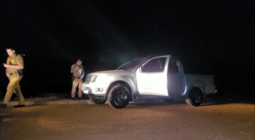 Polícia Militar localiza homens com veículo roubado; um deles é detido e outro está sendo procurado Polícia Militar localiza homens com veículo roubado; um deles é detido e outro está sendo procurado