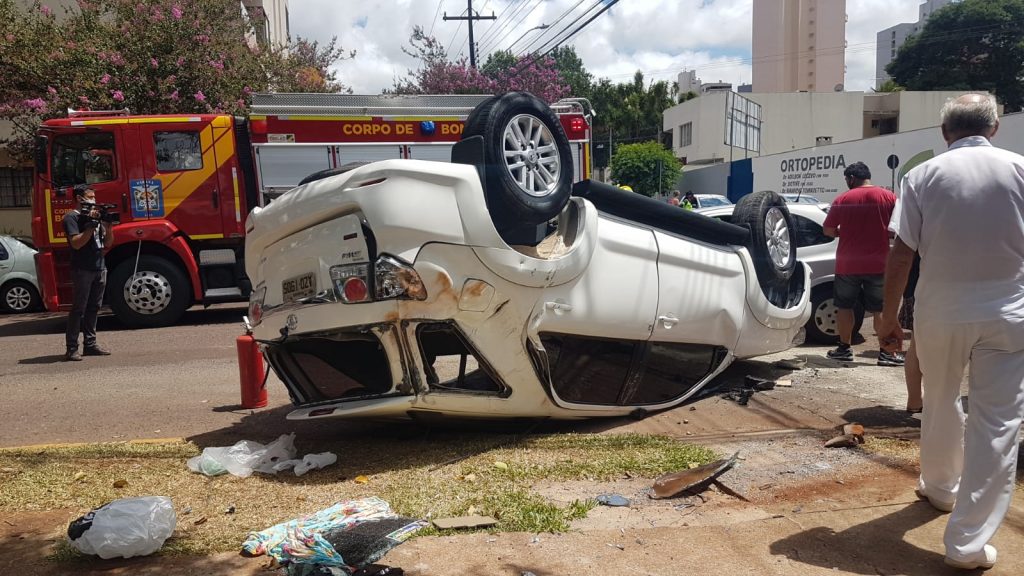 Hilux SW4 capota na Região Central, após colisão com carro; Bombeiros atendem feridos Hilux SW4 capota na Região Central, após colisão com carro; Bombeiros atendem feridos
