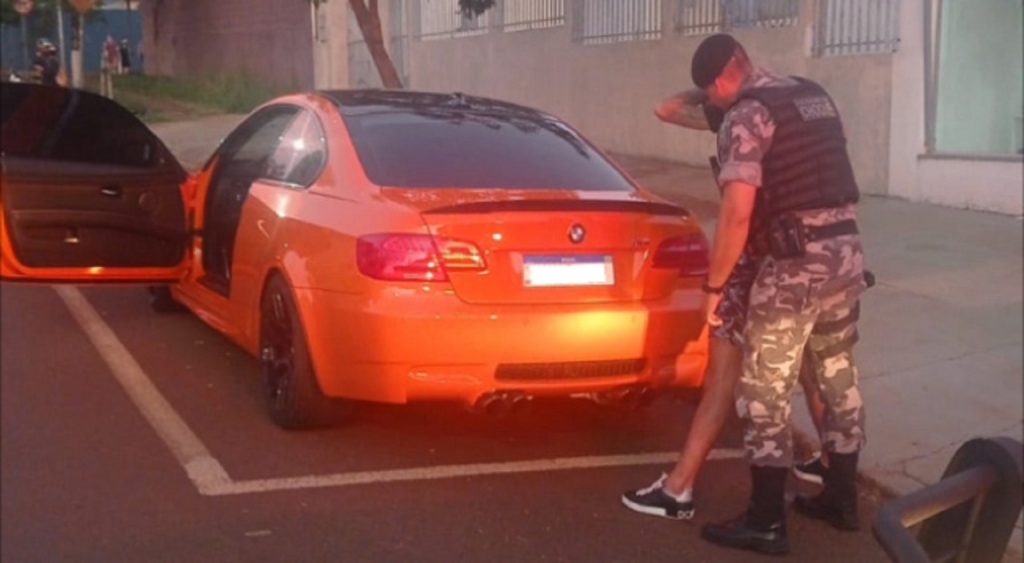 Condutor de BMW que estava com cigarros de maconha não era habilitado e realizava manobras perigosas, diz PM Condutor de BMW que estava com cigarros de maconha não era habilitado e realizava manobras perigosas, diz PM