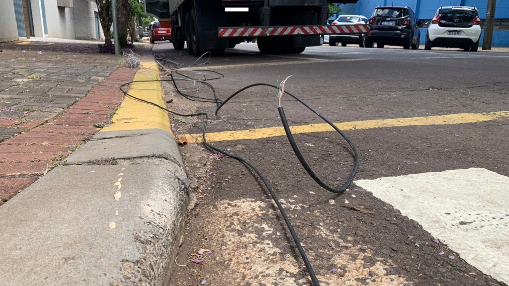 Caminhão arrebenta fiação e condutor para no local para prestar auxílio