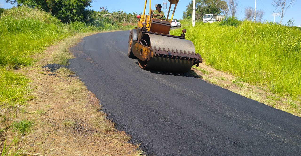 Secretaria de Obras prossegue com recuperação asfáltica em estrada na área de São Luiz Imagem referente a Secretaria de Obras prossegue com recuperação asfáltica em estrada na área de São Luiz