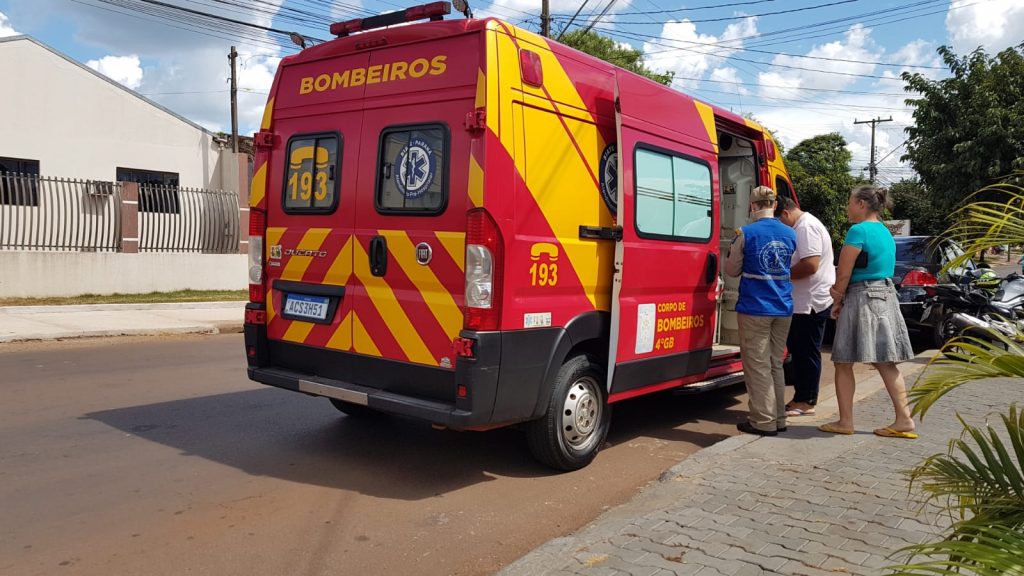 Ao desviar de carro, jovem sofre queda de moto e é socorrido pelo Siate