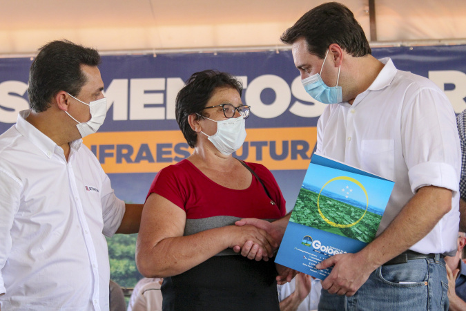 Com documento em mãos, famílias de Goioerê celebram o Natal da casa regularizada Imagem referente a Com documento em mãos, famílias de Goioerê celebram o Natal da casa regularizada