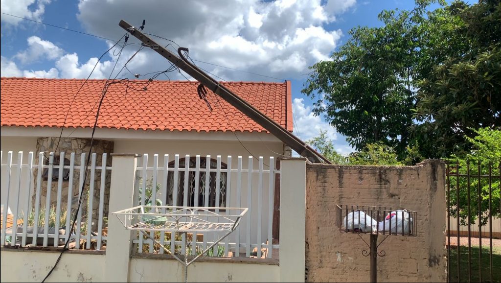 Caminhão enrosca em fiação, derruba padrão de energia de residência e não para