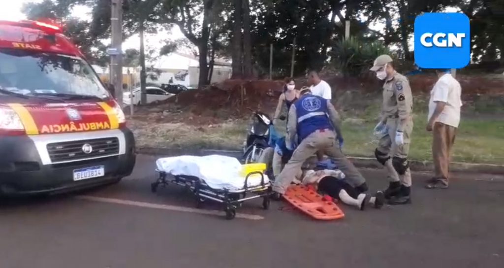 Ao passar por buraco na via, motociclista sofre queda, fica ferida e precisa dos cuidados do Siate no Bairro São Cristóvão