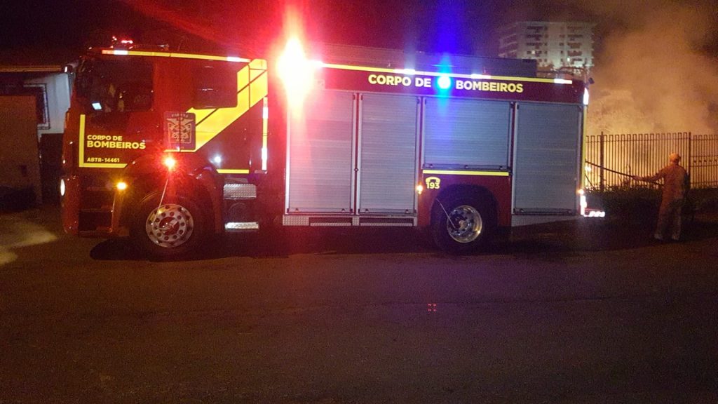Bombeiros são mobilizados para controlar incêndio ambiental em Cascavel