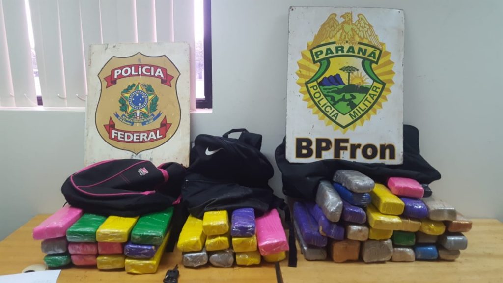 BPFron e PF apreendem 38 kg de maconha durante abordagem a veículo Astra em Foz do Iguaçu