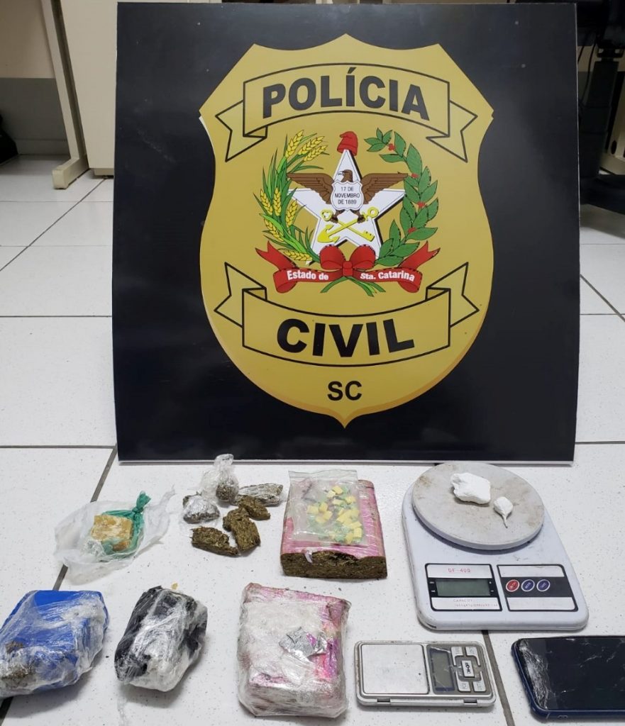 Após denúncias, Polícia Civil apreende drogas e realiza prisão em Rio Negrinho