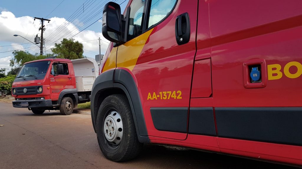 Durante entrega, caminhão desce calçada e atinge trabalhador no Santos Dumont Durante entrega, caminhão desce calçada e atinge trabalhador no Santos Dumont