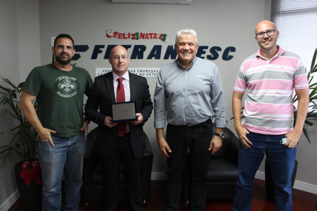 Delegacia de Furtos e Roubos de Cargas da Polícia Civil recebe homenagem da Fetrancesc