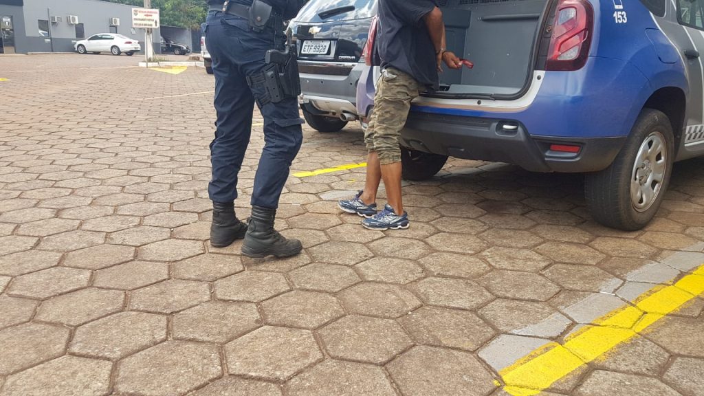 Homem é detido por estar coagindo mulher a retirar dinheiro de caixa eletrônico Homem é detido por estar coagindo mulher a retirar dinheiro de caixa eletrônico