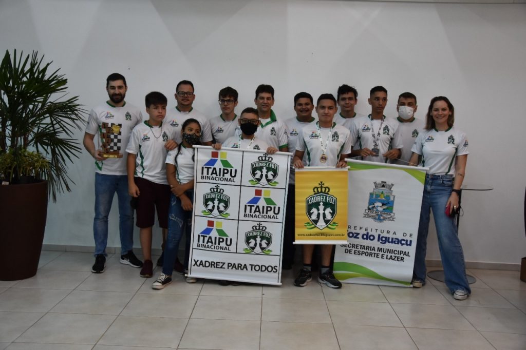 Enxadristas de Foz voltam de competição internacional de xadrez com medalhas