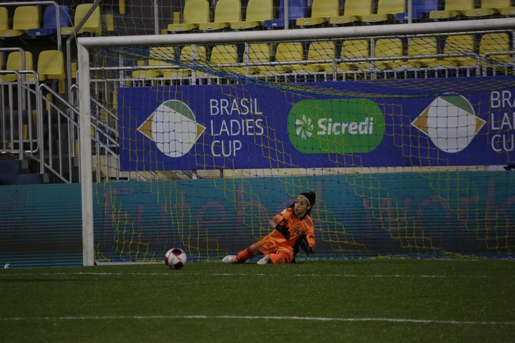 Marcelle estreia pela equipe principal em noite de classificação pra final