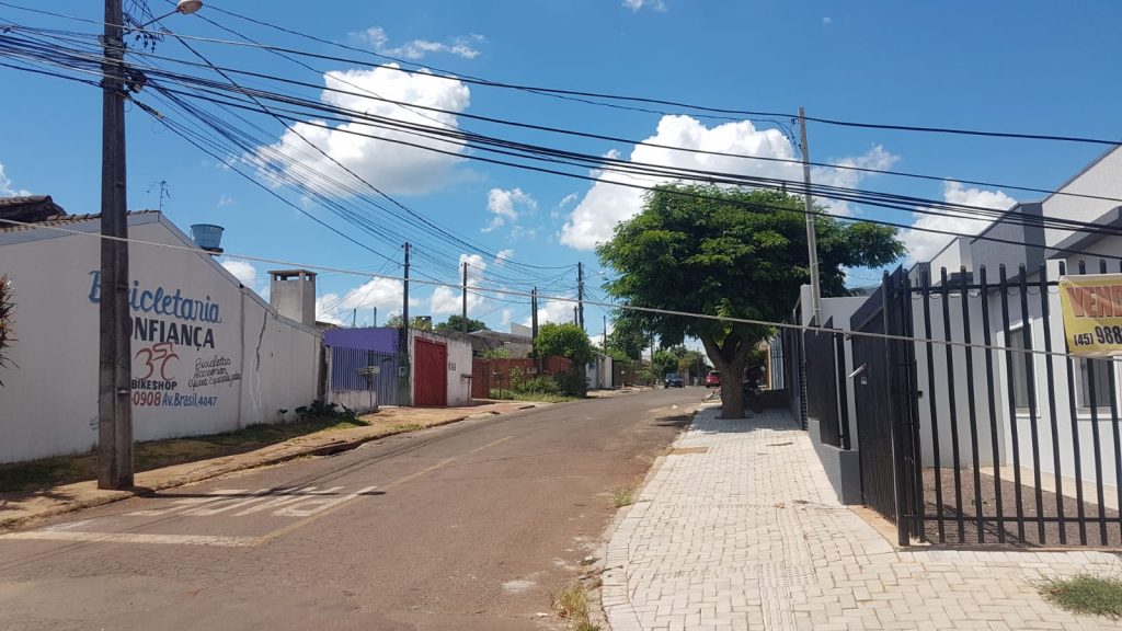 Moradores pedem atenção com fiação baixa no Bela Vista