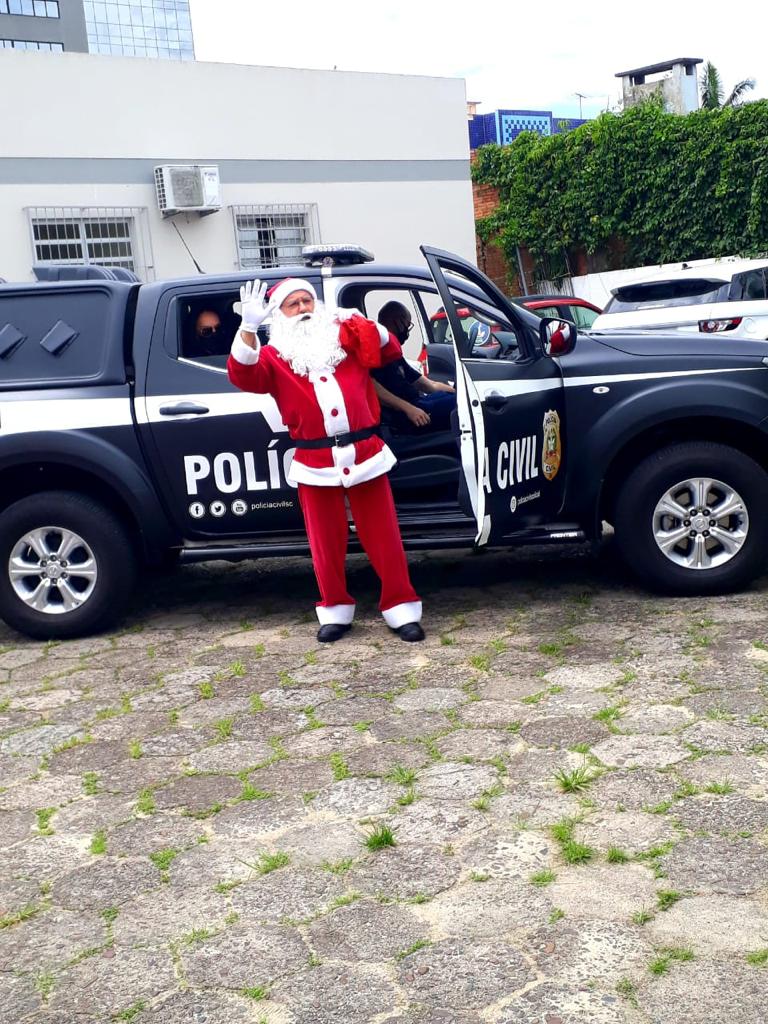 Polícia Civil distribui brinquedos arrecadados em campanha para crianças hospitalizadas em Araranguá