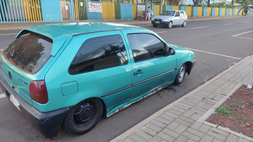 PM apreende carro após constatar diversas infrações de trânsito no Jardim Melissa